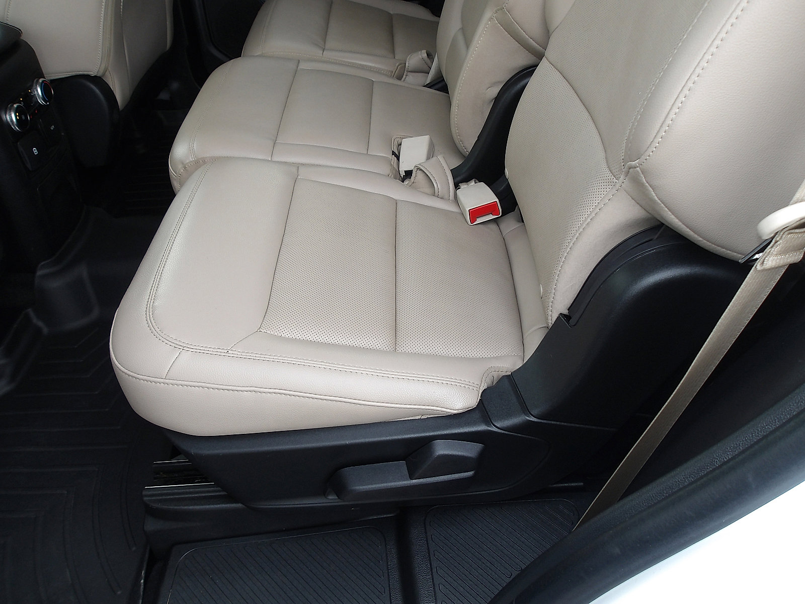 Used 2023 Ford Explorer Limited image 12