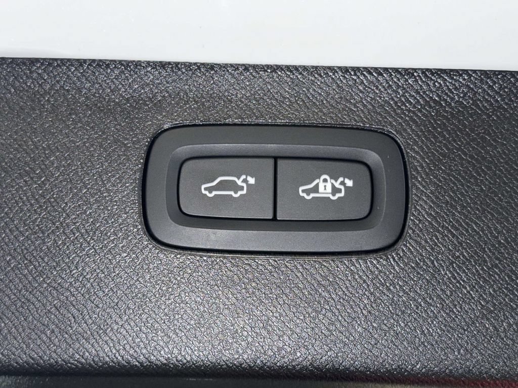 Used 2025 Volvo XC90 B6 Ultra AWD/4WD image 18