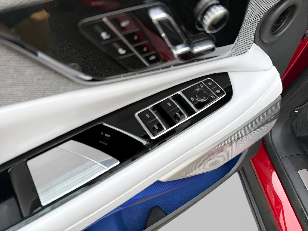 Certified 2025 Cadillac Optiq Sport 1 w/ LPO, Floor Liner Package AWD/4WD image 23