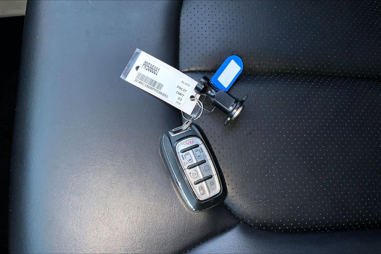 Used 2023 Chrysler Pacifica Touring-L FWD image 14