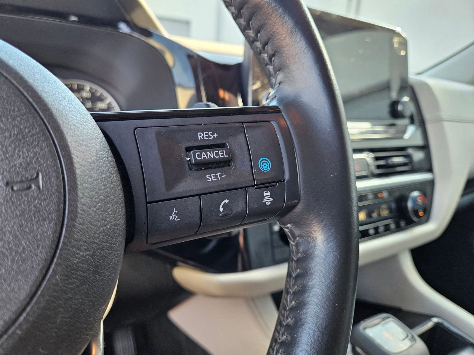 Used 2023 Nissan Pathfinder SL FWD image 13