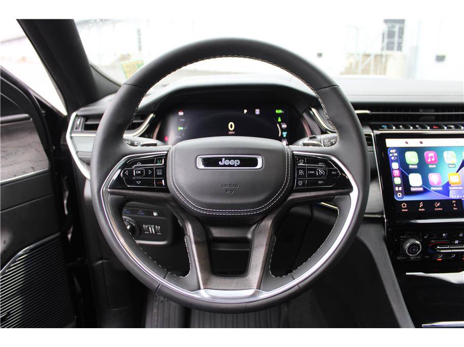 Used 2022 Jeep Grand Cherokee Overland w/ Luxury Tech Group IV AWD/4WD image 15