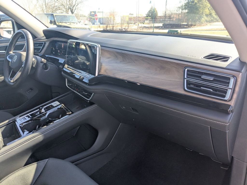 Used 2025 Volkswagen Atlas SE image 31