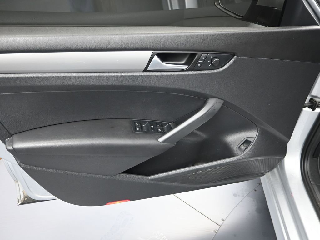 Used 2014 Volkswagen Passat 1.8T S image 10