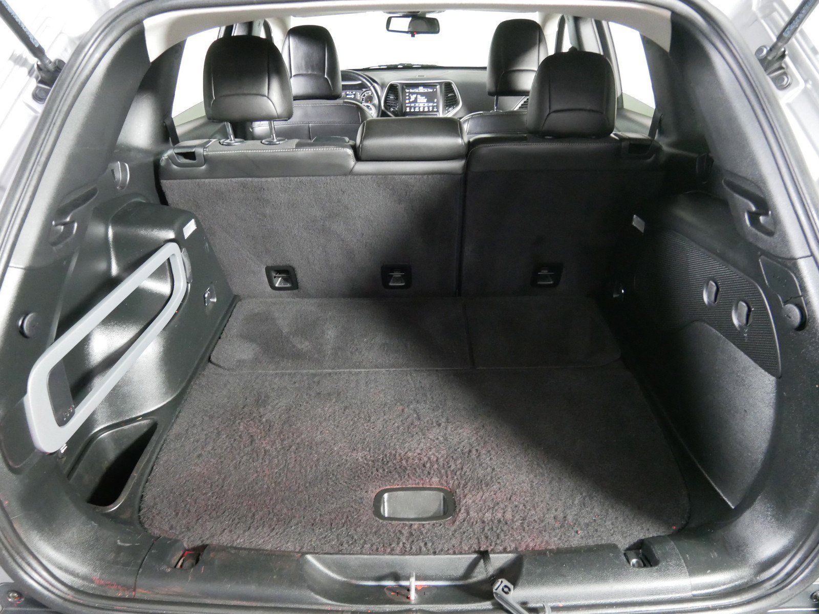 Used 2018 Jeep Cherokee Latitude Plus w/ Cold Weather Group image 18