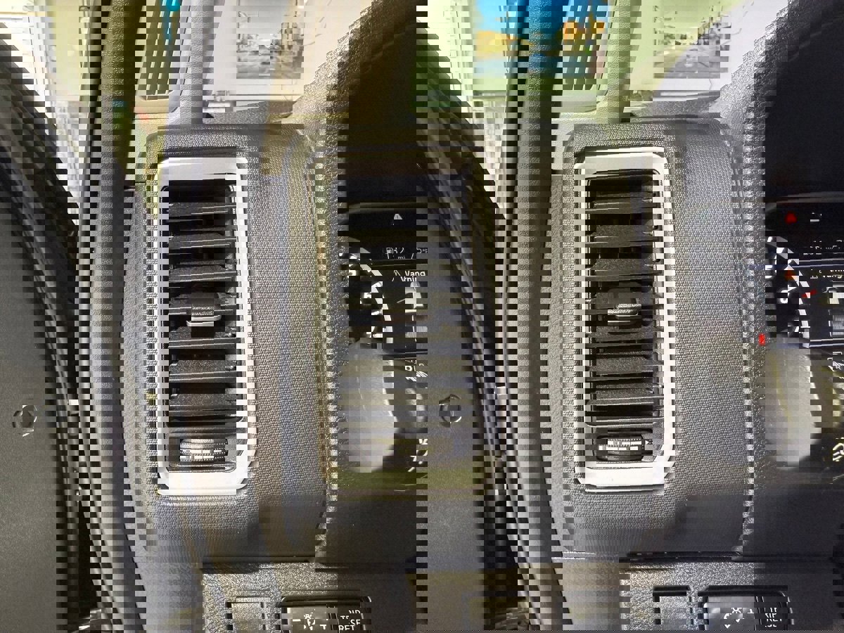 Used 2024 Nissan Frontier SV image 23