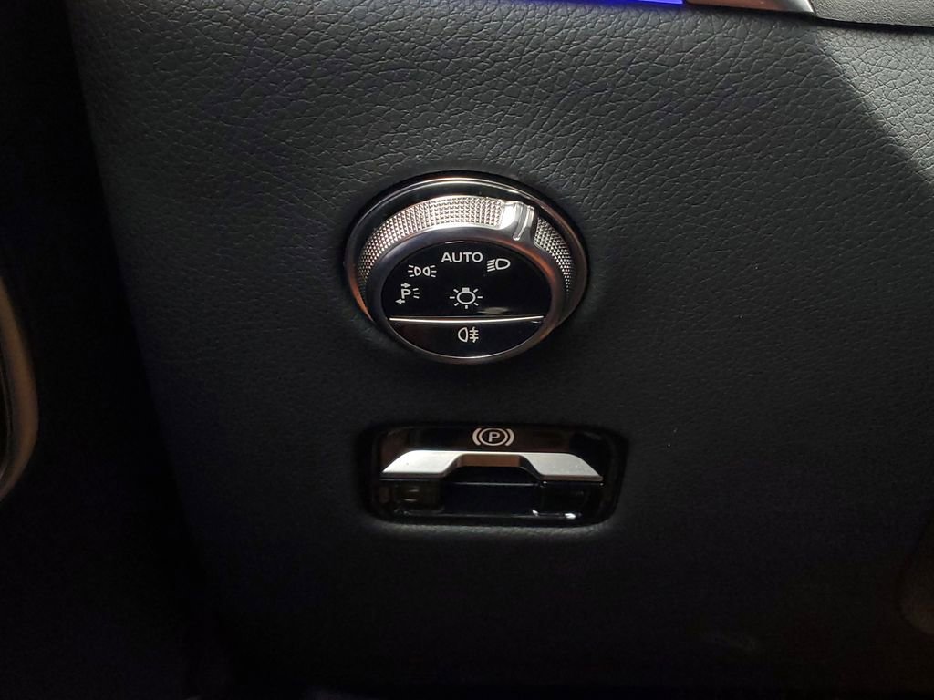 Used 2025 Mercedes-Benz GLC 350e image 16