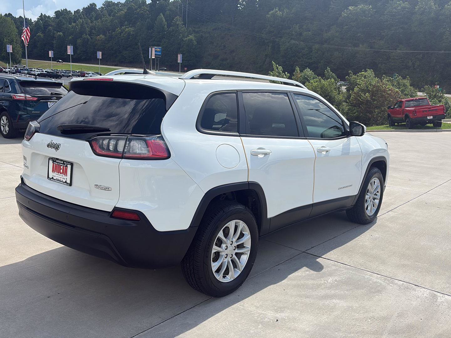 Used 2020 Jeep Cherokee Latitude w/ Cold Weather Group AWD/4WD image 4