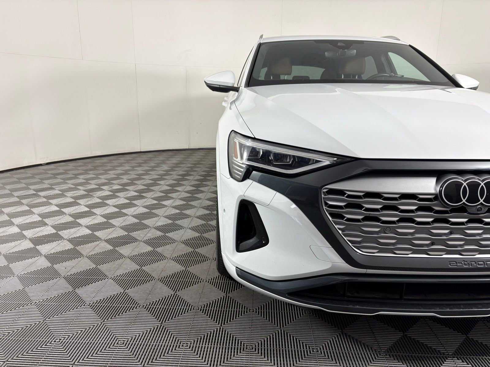 Used 2024 Audi Q8 e-tron Premium Plus w/ Premium Plus Package image 2