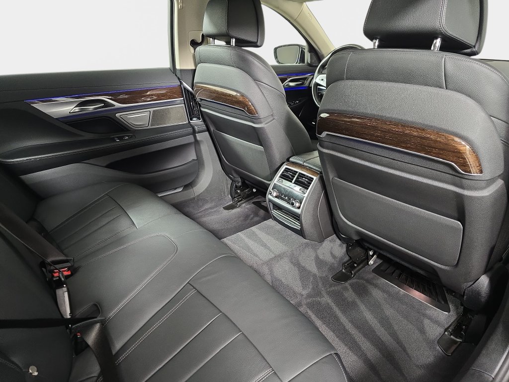 Used 2021 BMW 740i xDrive AWD/4WD image 12