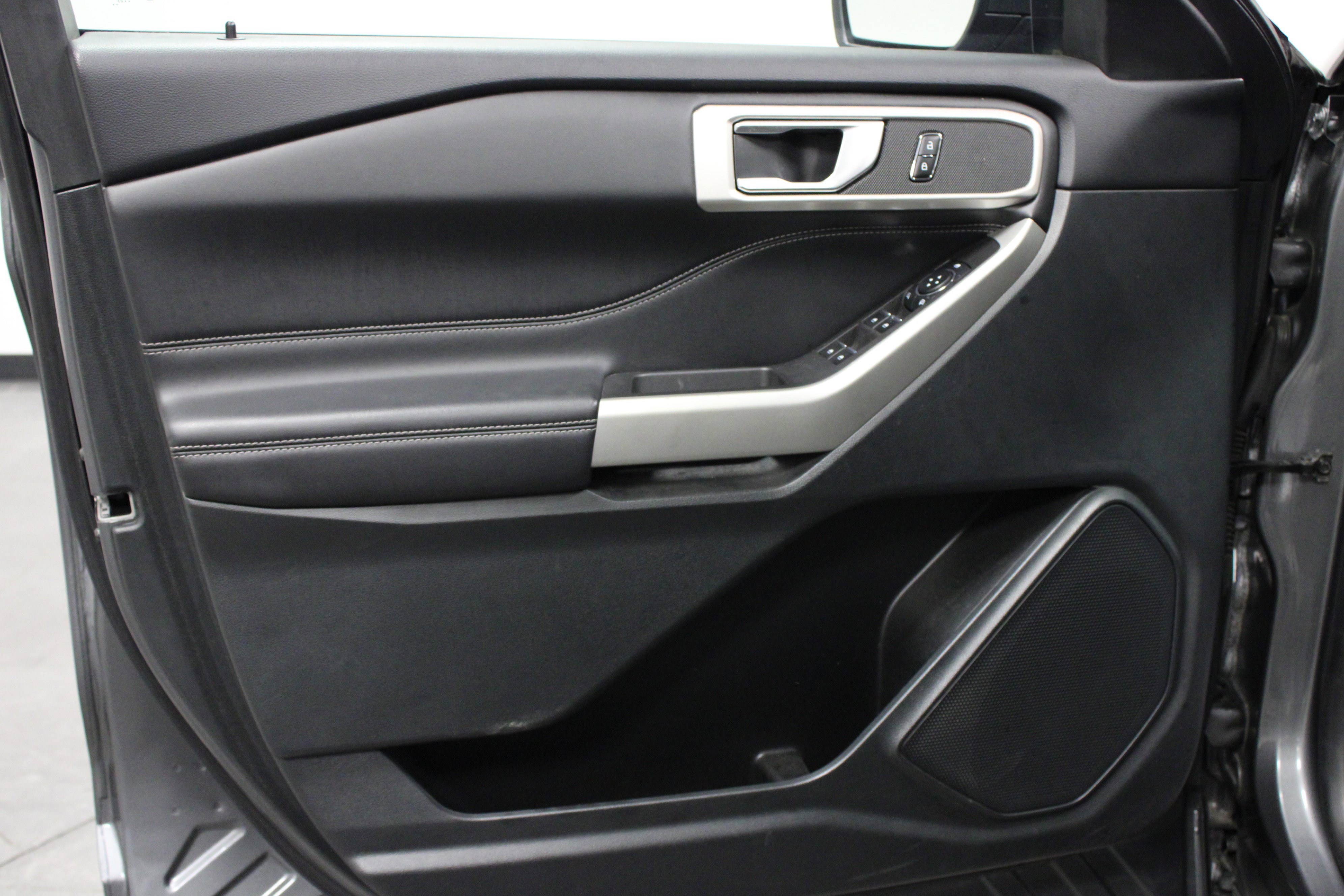 Used 2023 Ford Explorer XLT w/ Equipment Group 202A image 11