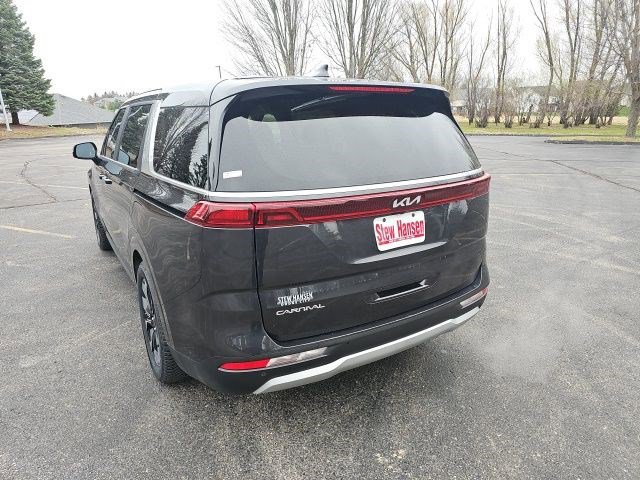 Used 2024 Kia Carnival EX image 3