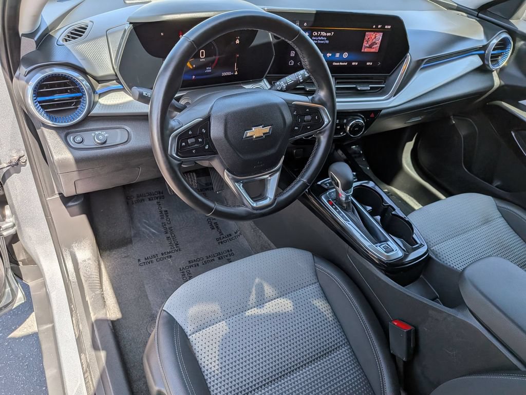 Used 2025 Chevrolet Trax LT w/ LT Convenience Package FWD image 16