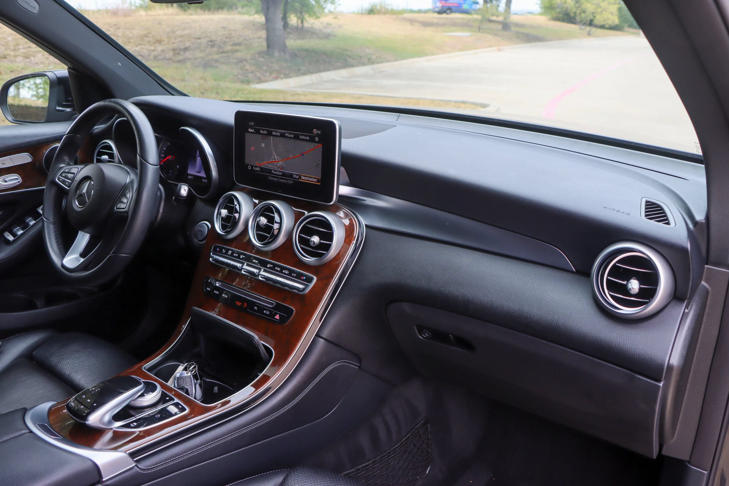 Used 2018 Mercedes-Benz GLC 300 w/ Multimedia Package image 23