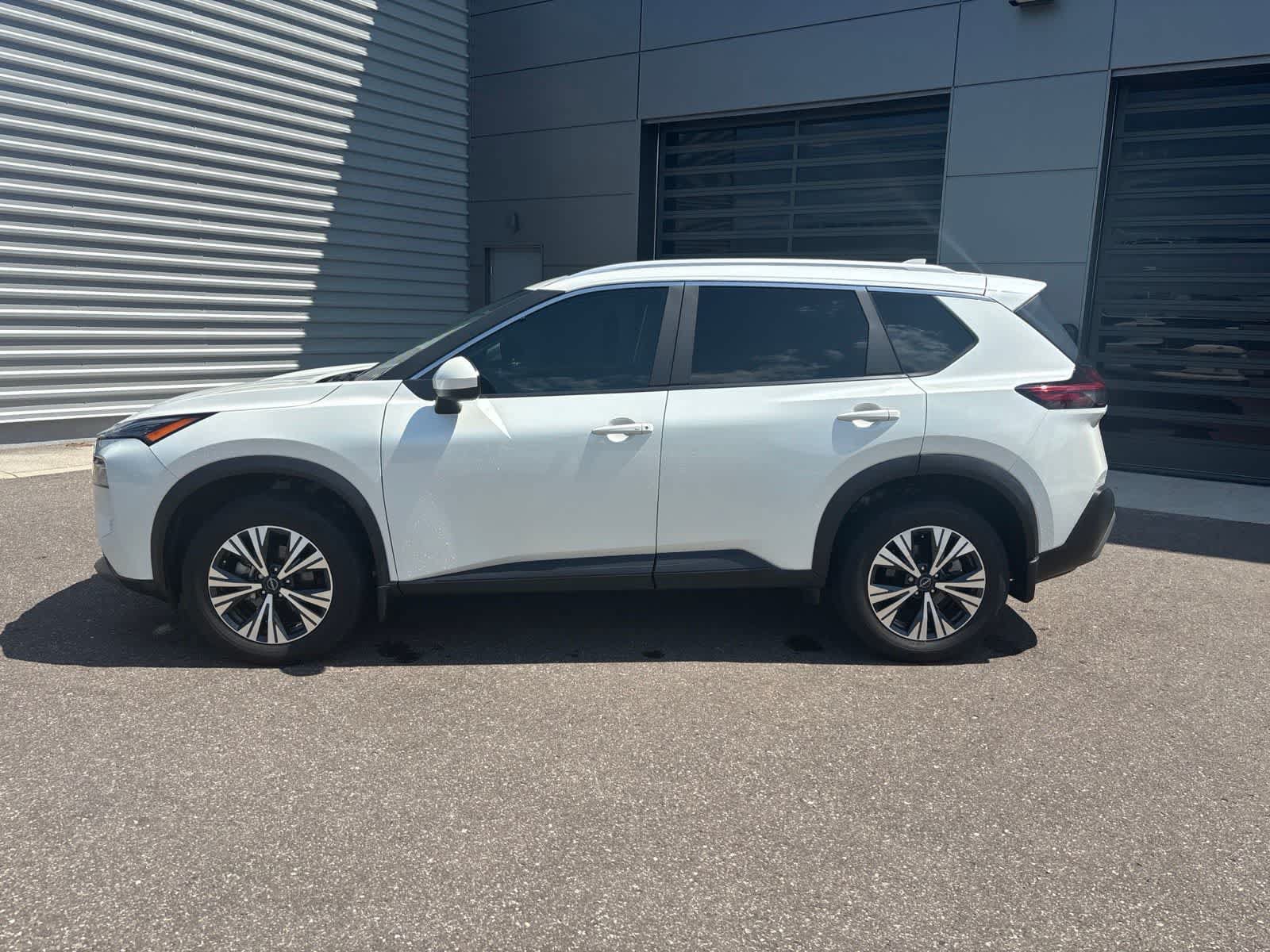 Used 2023 Nissan Rogue SV w/ SV Premium B Package FWD image 2