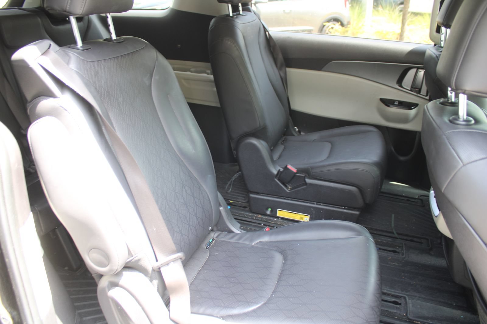 Used 2024 Kia Carnival LX FWD image 18