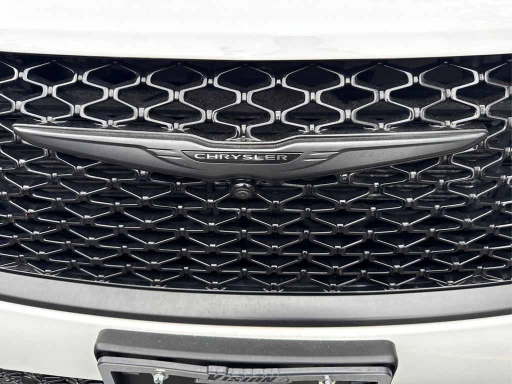 Used 2024 Chrysler Pacifica Limited w/ S Appearance Package image 17