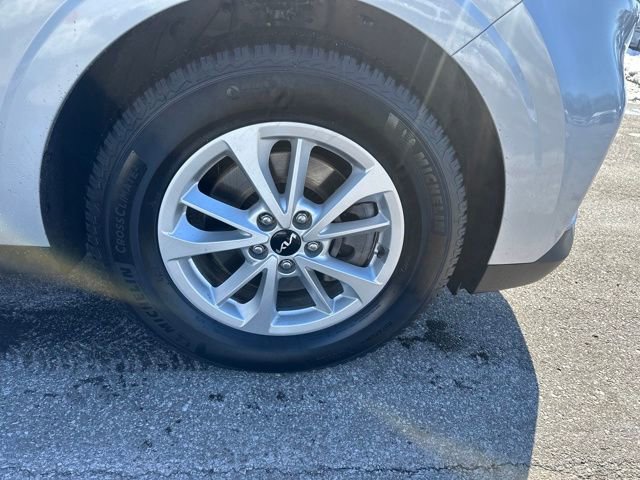 Used 2022 Kia Carnival LX image 11