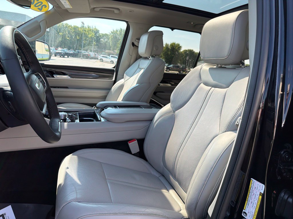 Used 2022 Jeep Wagoneer Series III w/ Premium Group I AWD/4WD image 13