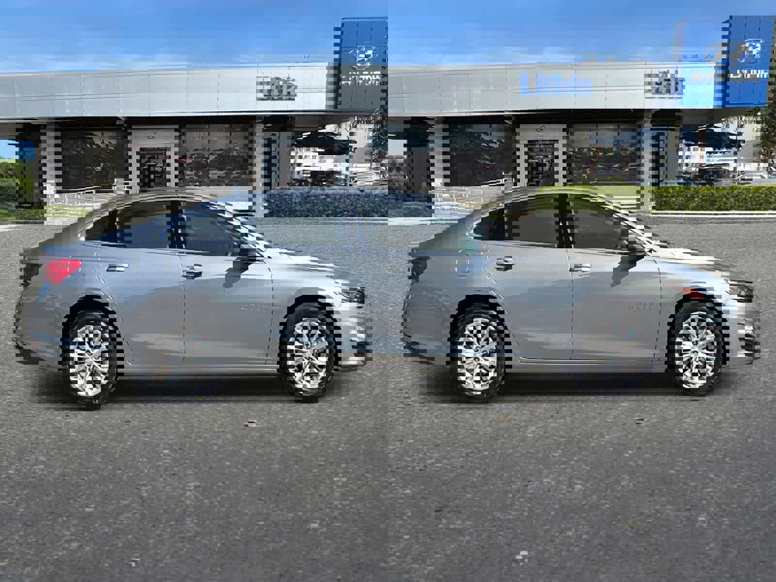 Used 2025 Chevrolet Malibu LT image 9