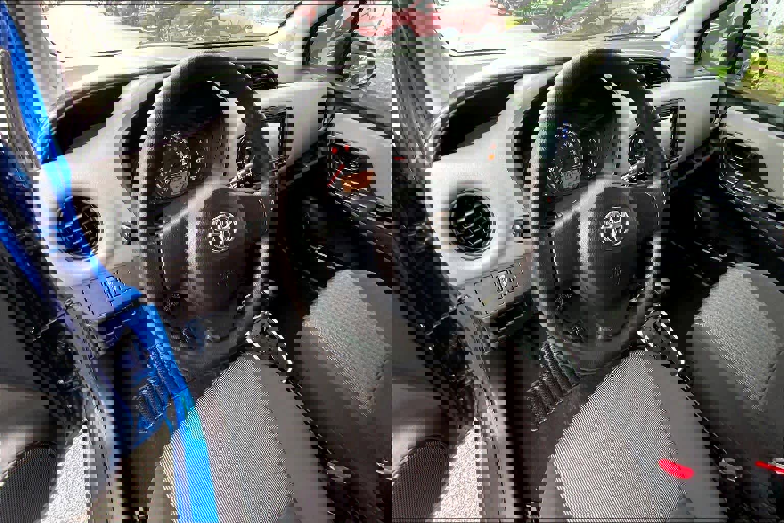 Used 2015 Toyota Yaris L image 6