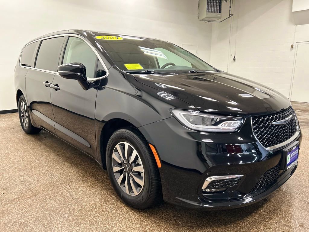 Used 2024 Chrysler Pacifica Select image 9