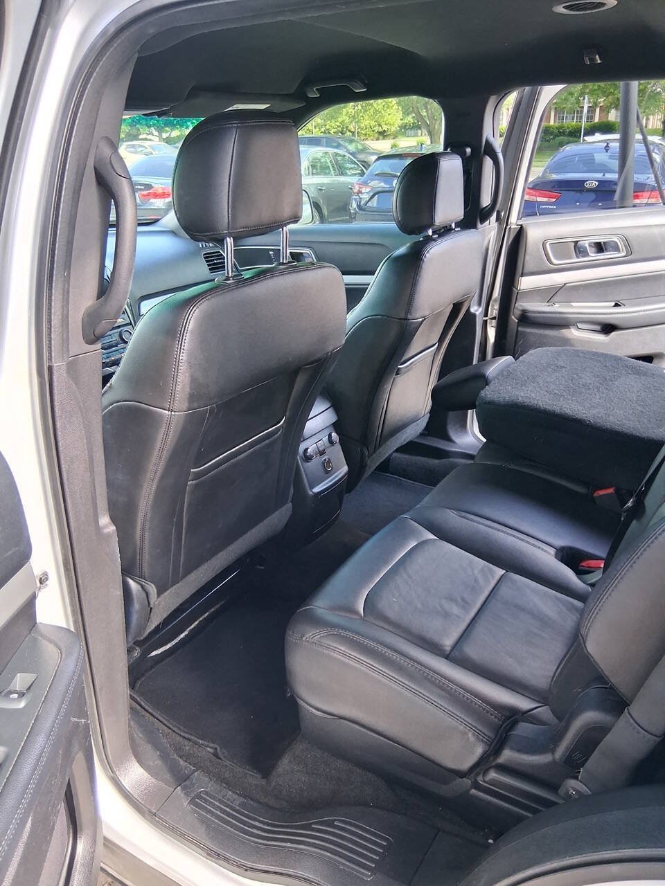 Used 2017 Ford Explorer XLT w/ Equipment Group 202A FWD image 9