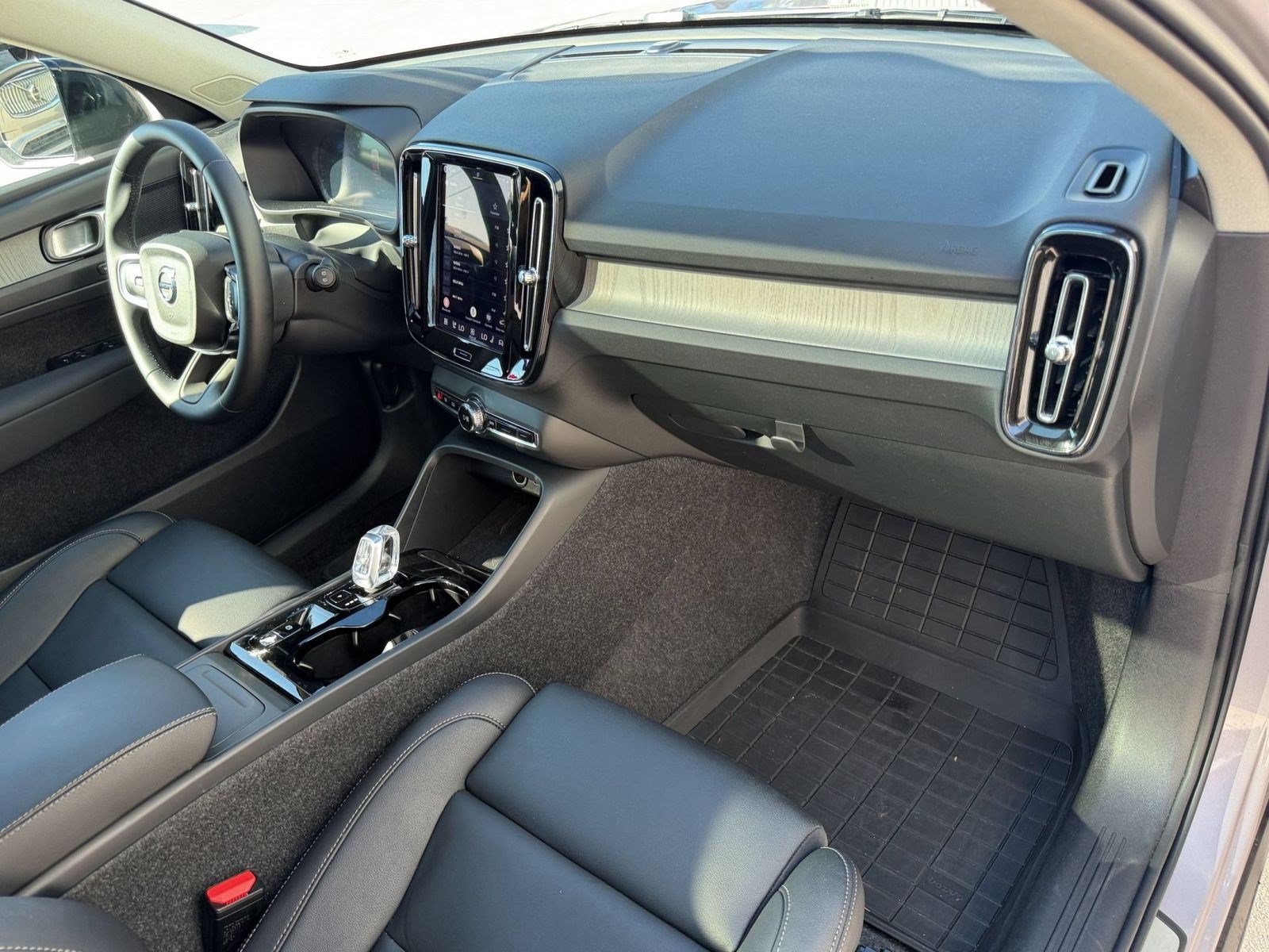 Certified 2026 Volvo XC40 B5 Plus w/ Climate Package AWD/4WD image 30
