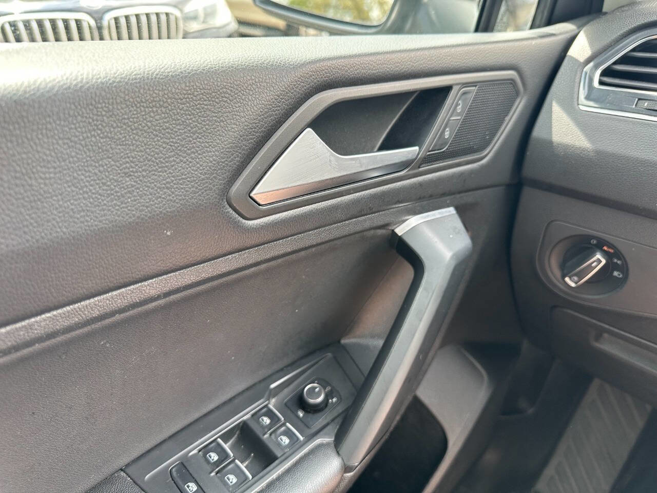 Used 2019 Volkswagen Tiguan SE w/ Panoramic Sunroof Package image 17