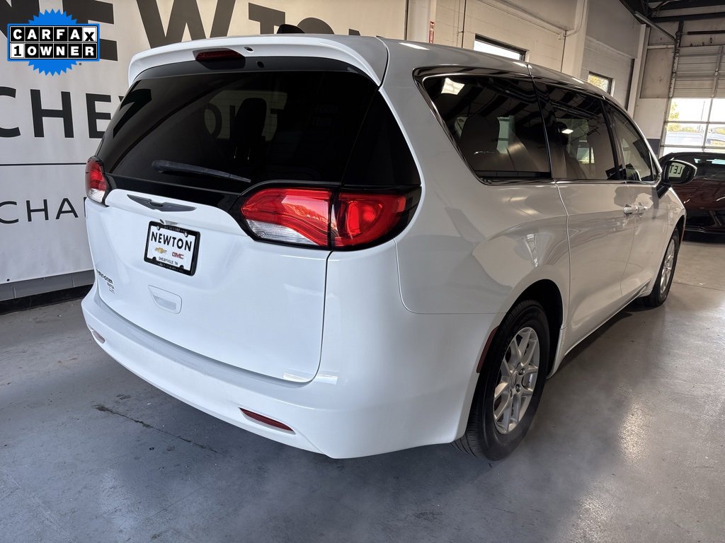 Used 2022 Chrysler Voyager LX image 30