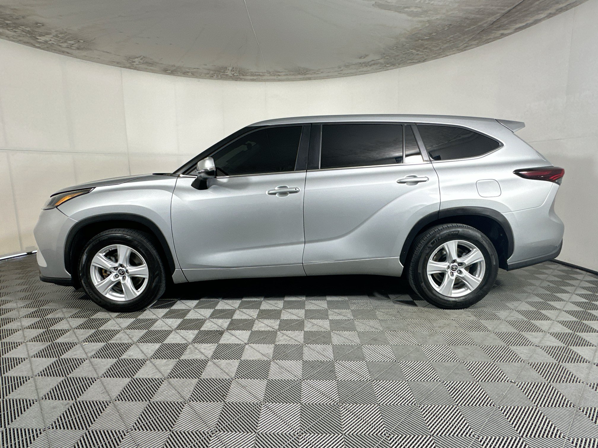 Used 2024 Toyota Highlander LE FWD image 6
