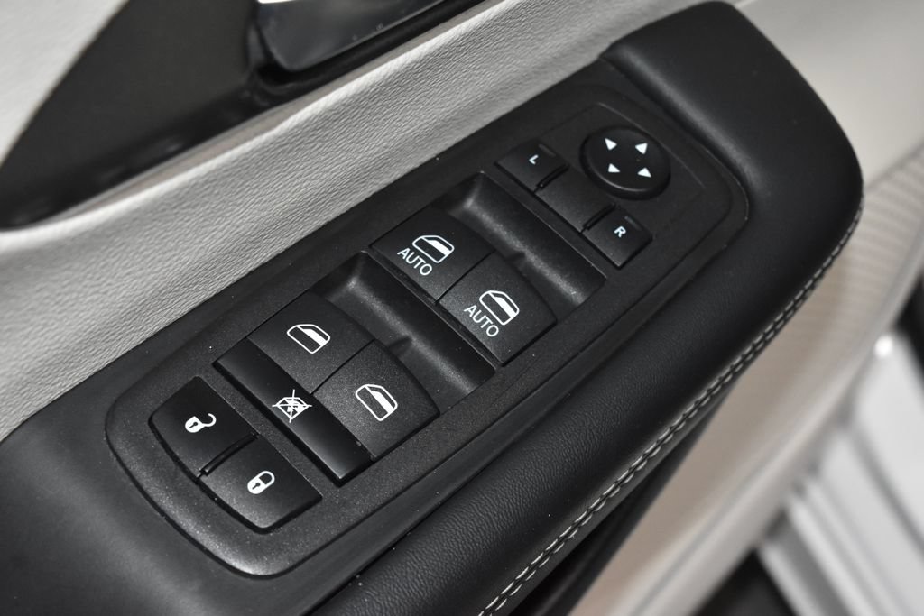 Used 2023 Chrysler Pacifica Touring-L FWD image 6