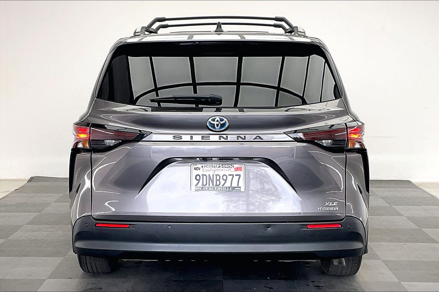 Used 2023 Toyota Sienna XLE FWD image 3