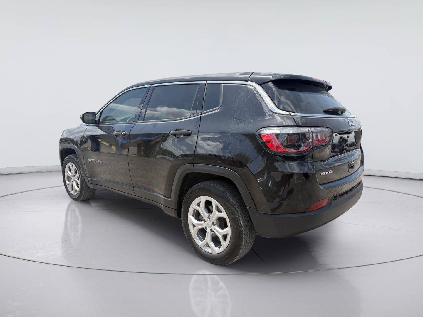Used 2024 Jeep Compass Sport AWD/4WD image 3
