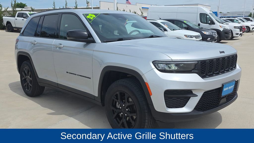 Used 2025 Jeep Grand Cherokee Altitude AWD/4WD image 8