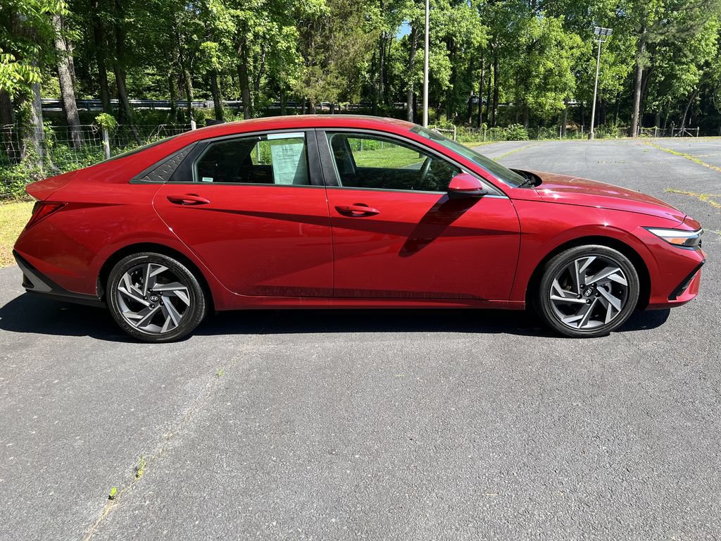 Used 2025 Hyundai Elantra SEL FWD image 2