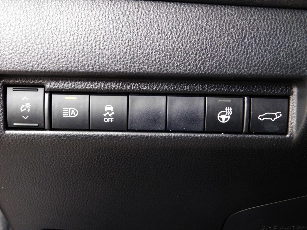 Used 2021 Toyota Venza XLE w/ Softex Package image 25