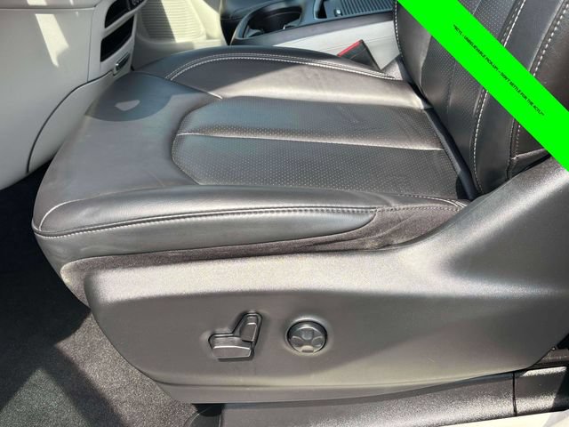 Used 2023 Chrysler Pacifica Touring-L FWD image 5