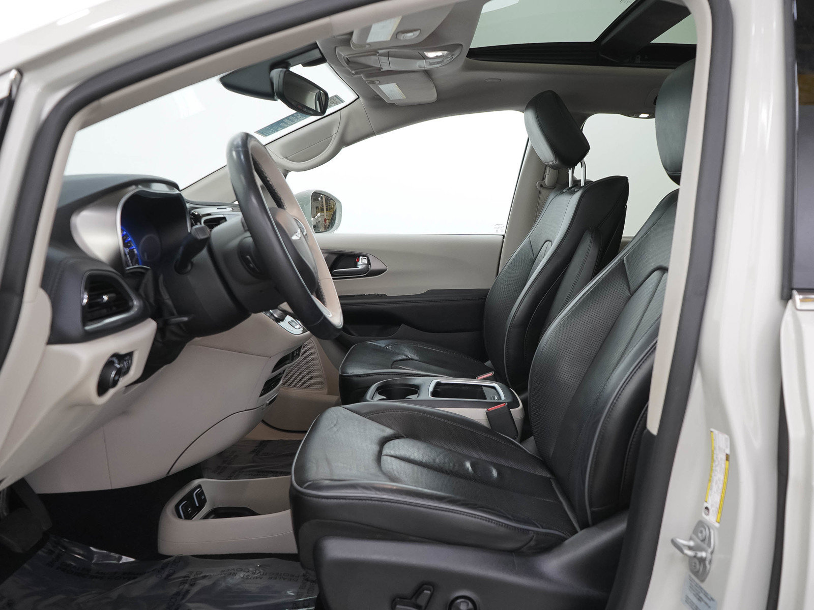 Used 2017 Chrysler Pacifica Limited w/ UConnect Theater Package FWD image 26