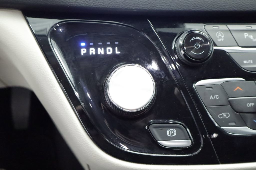 Certified 2023 Chrysler Pacifica Touring-L FWD image 36