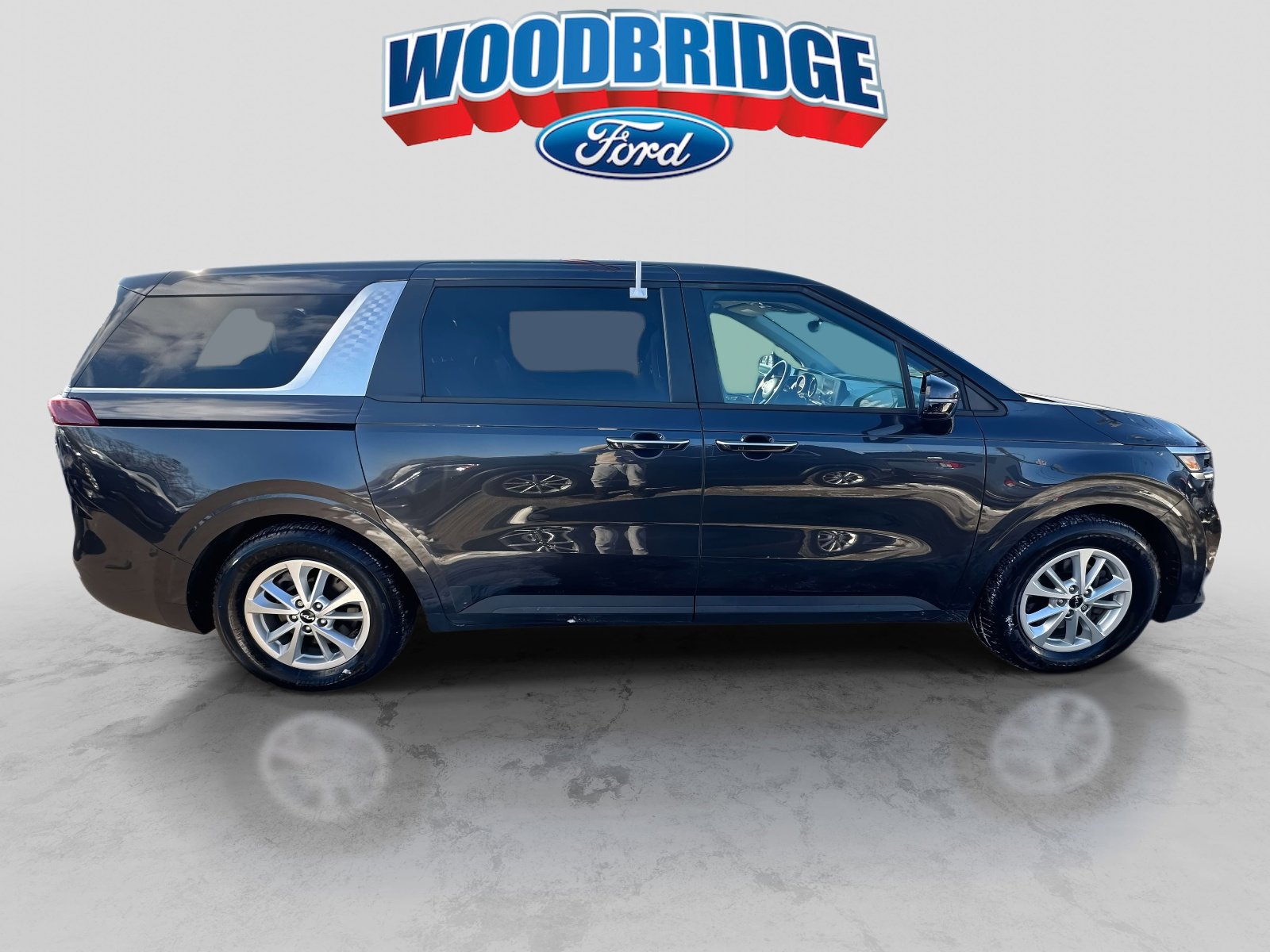 Used 2022 Kia Carnival LX image 3