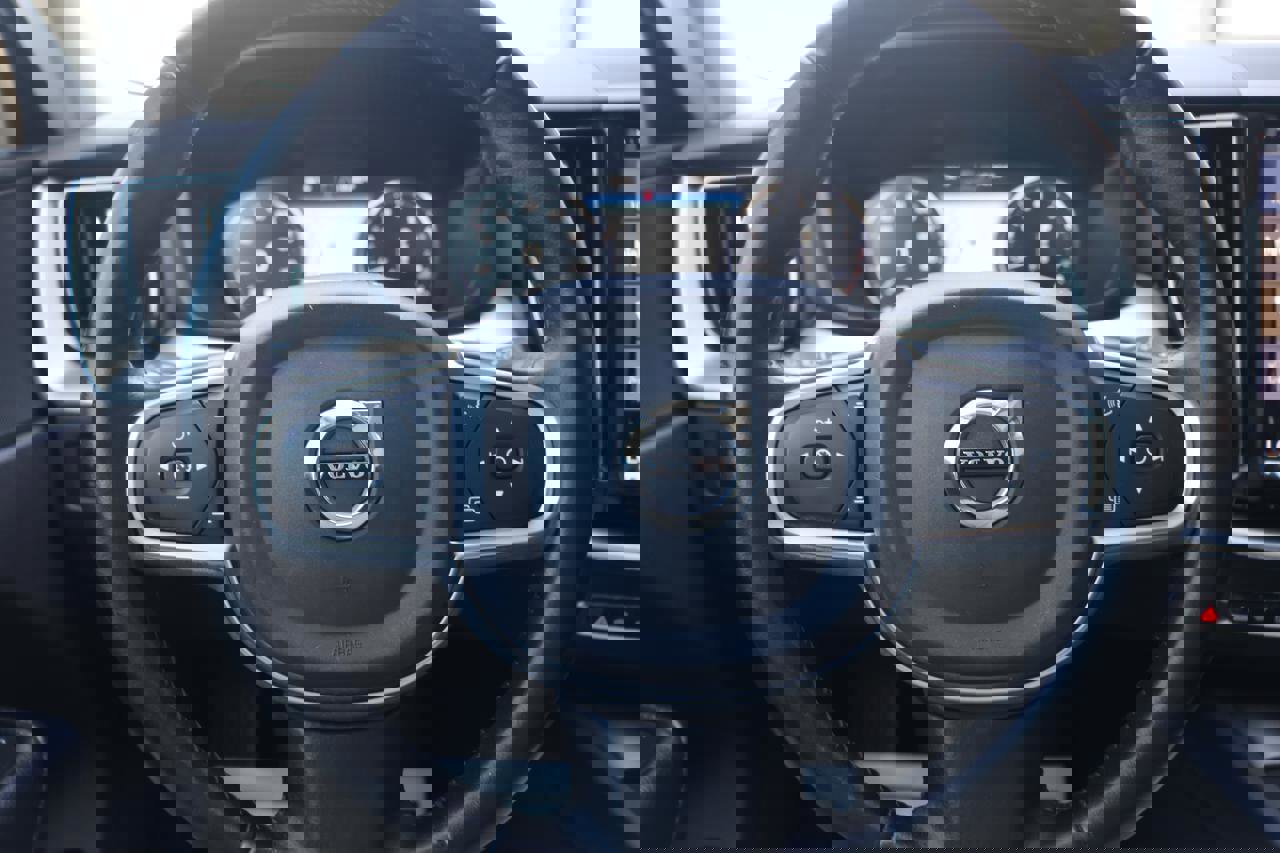 Used 2018 Volvo XC60 T5 Momentum w/ Convenience Package image 35