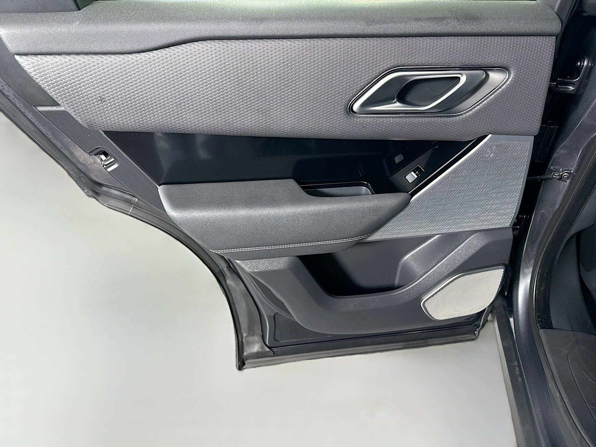 Used 2022 Land Rover Range Rover Velar R-Dynamic S image 26