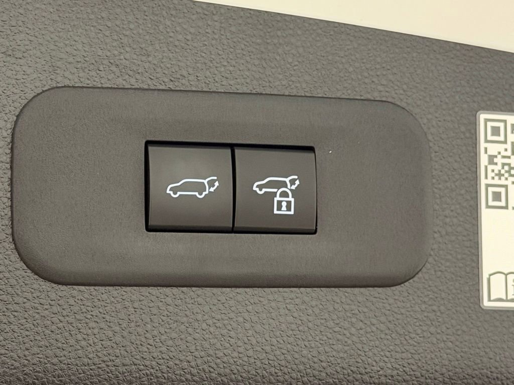 Used 2025 Toyota Crown Signia XLE image 18