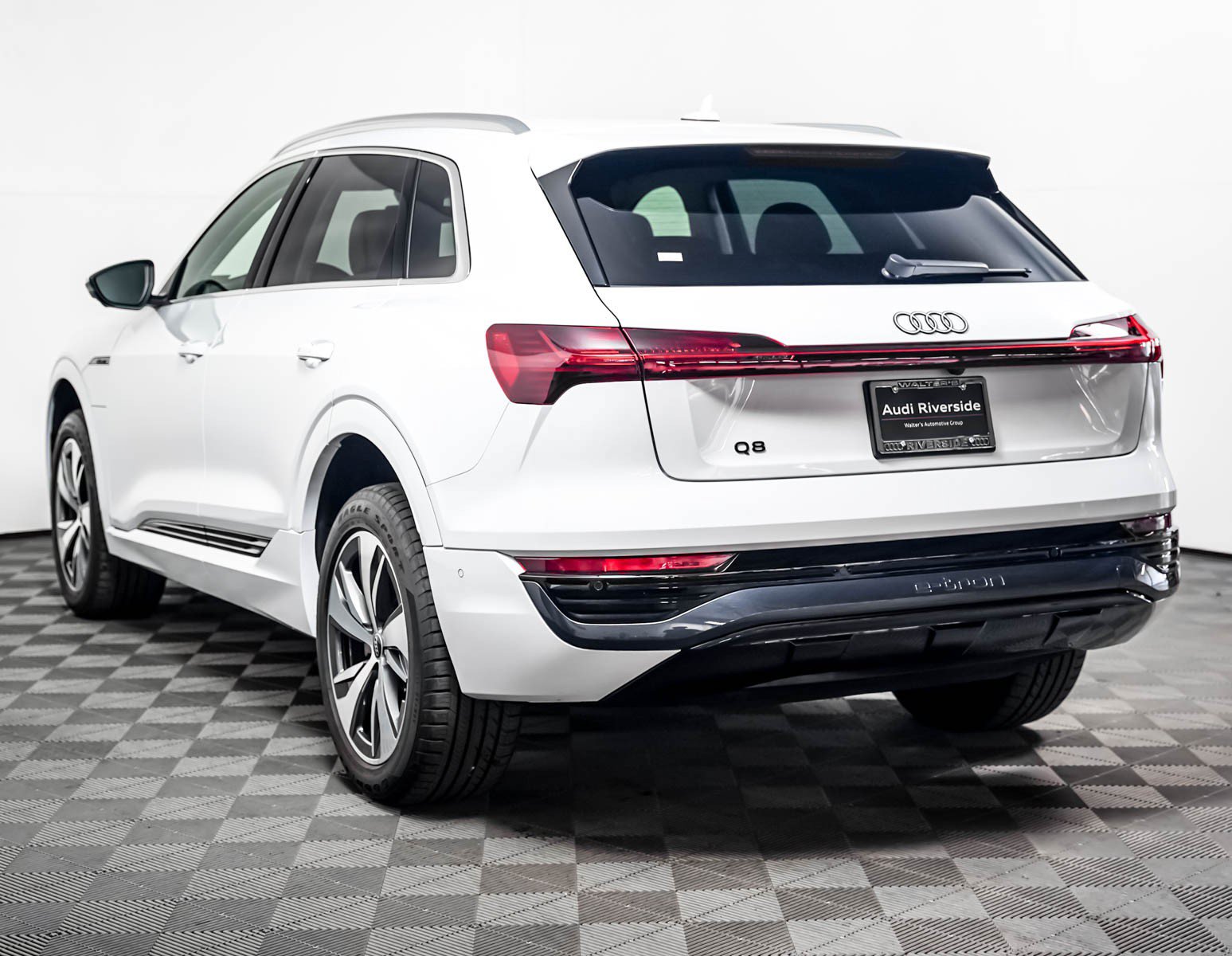 Used 2024 Audi Q8 e-tron Premium Plus w/ Premium Plus Package AWD/4WD image 2