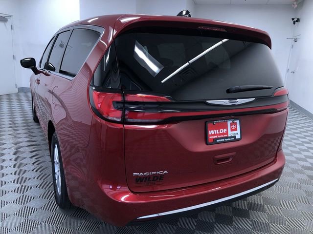 Used 2025 Chrysler Pacifica Select image 13