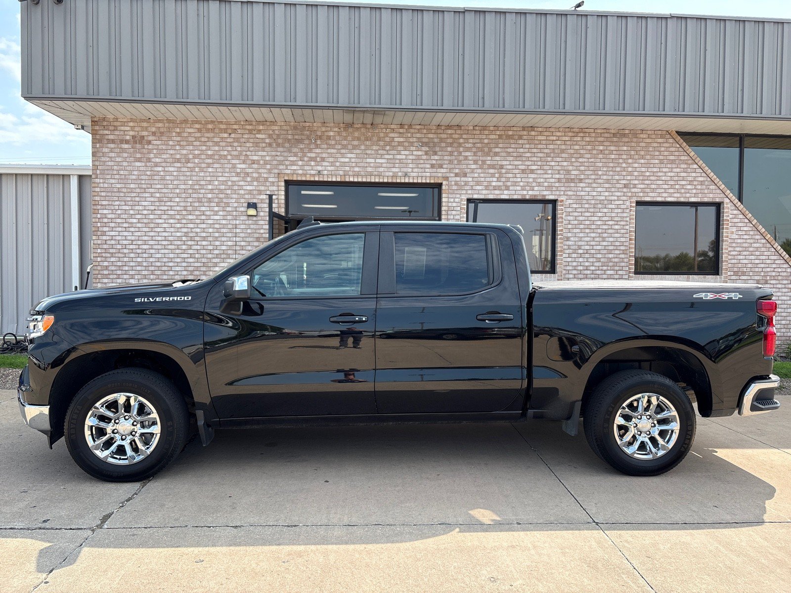 Used 2022 Chevrolet Silverado 1500 LT AWD/4WD image 2