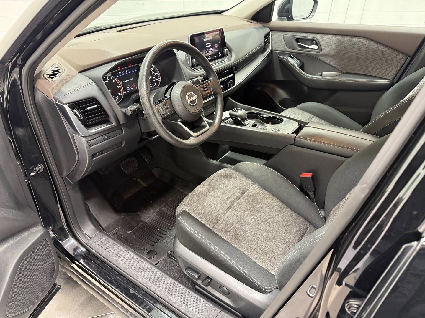 Used 2022 Nissan Rogue SV image 11