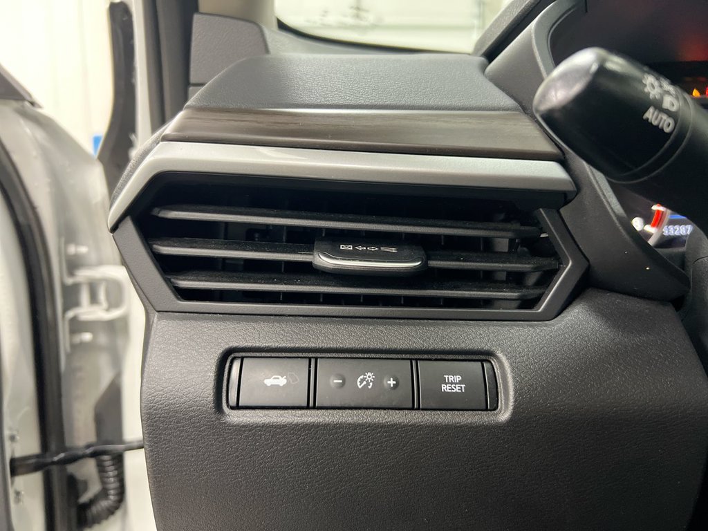 Used 2024 Nissan Altima 2.5 SV FWD image 18