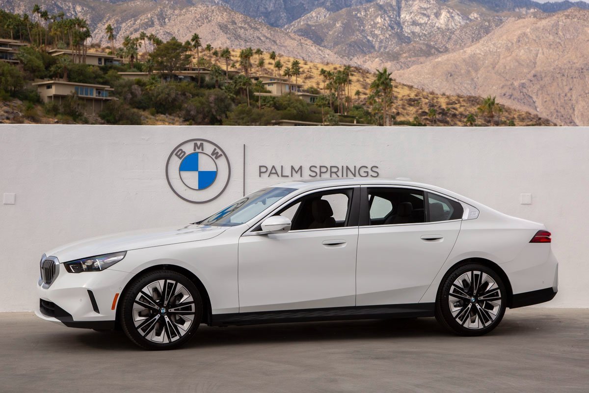 Used 2025 BMW 530i xDrive 530i xDrive w/ Premium Package image 1